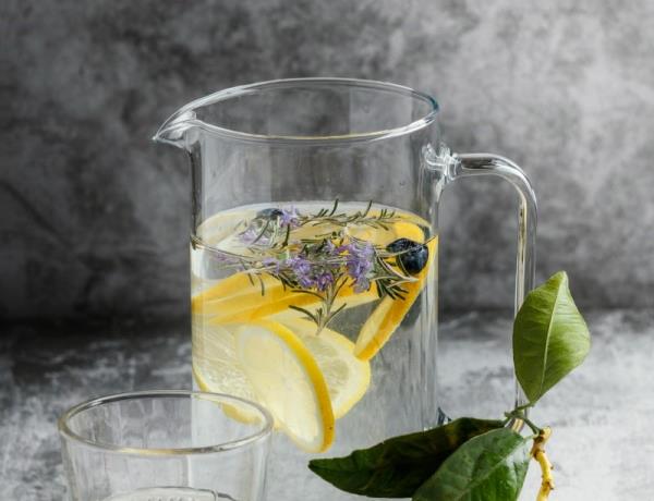 Which herbal distillates are effective for heatstroke?